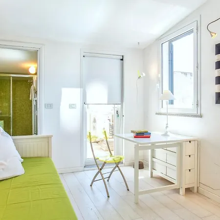 White Pentahouse Daire